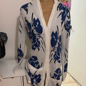 Windsor Women's Blue and White Floral Cardigan